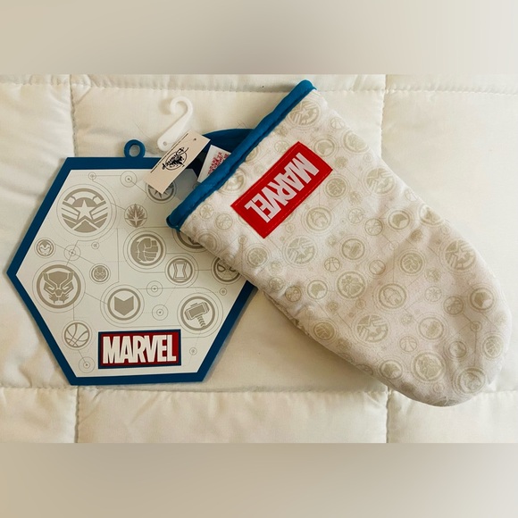 Disney Parks Marvel 3 piece Kitchen Set Apron Oven Mitt Silicone Pot Holder NWT - Picture 7 of 9